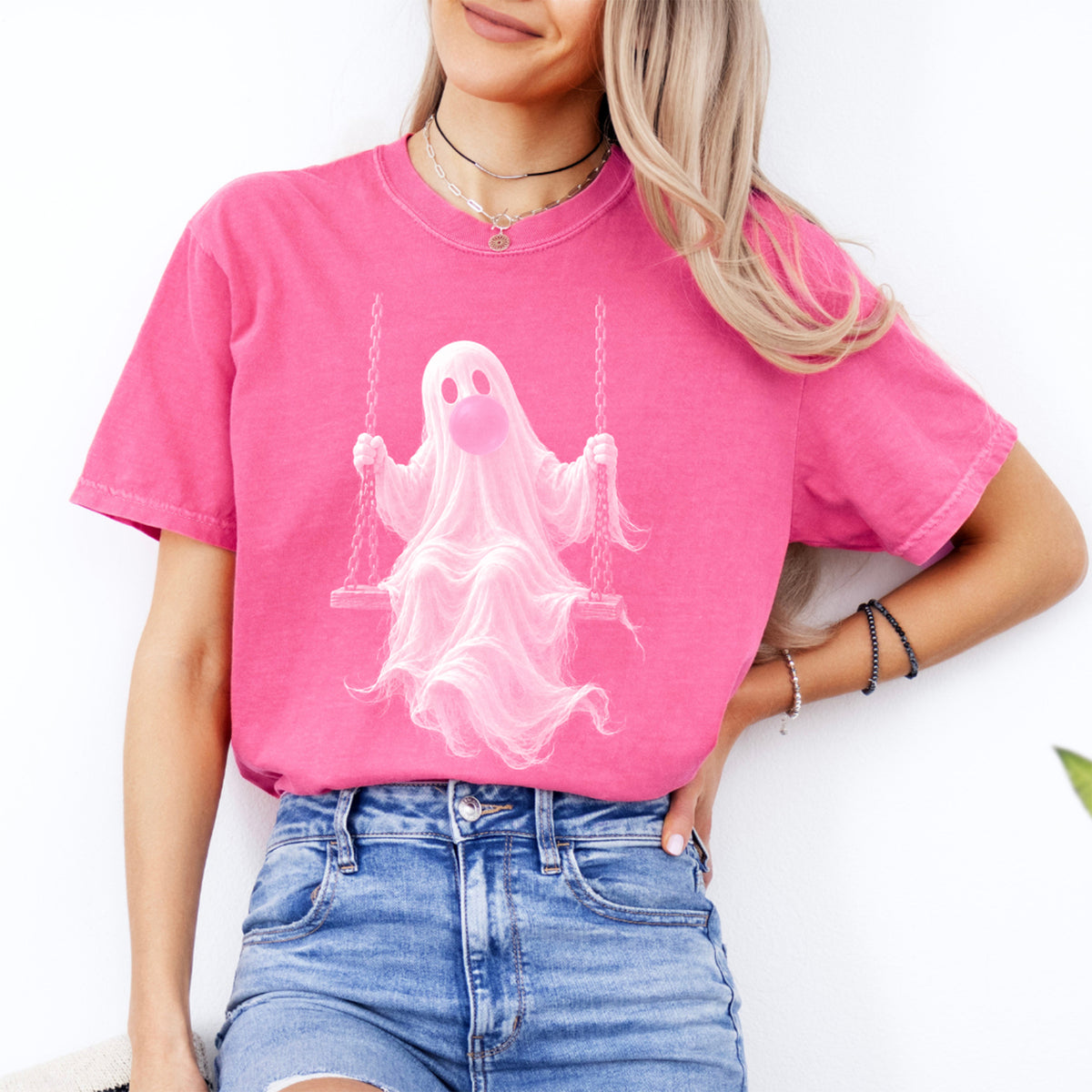 T-shirt graphique avec un adorable fantôme rose bonbon sur une balançoire – T-shirt automnal et spooky