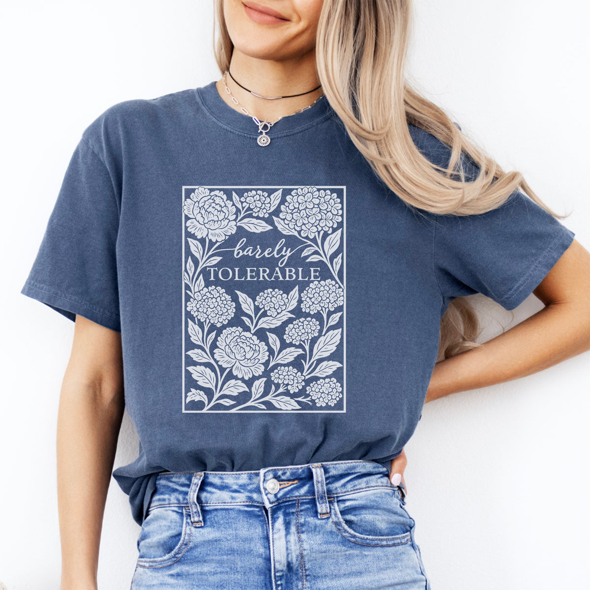 „Barely Tolerable“ – Literarisch-sarkastisches Shirt mit Buchliebhaber-Motiv