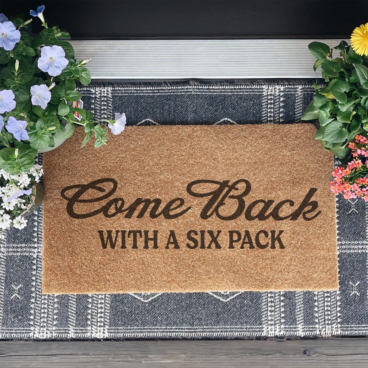 Tapete de bienvenida «Vuelve con un six-pack»