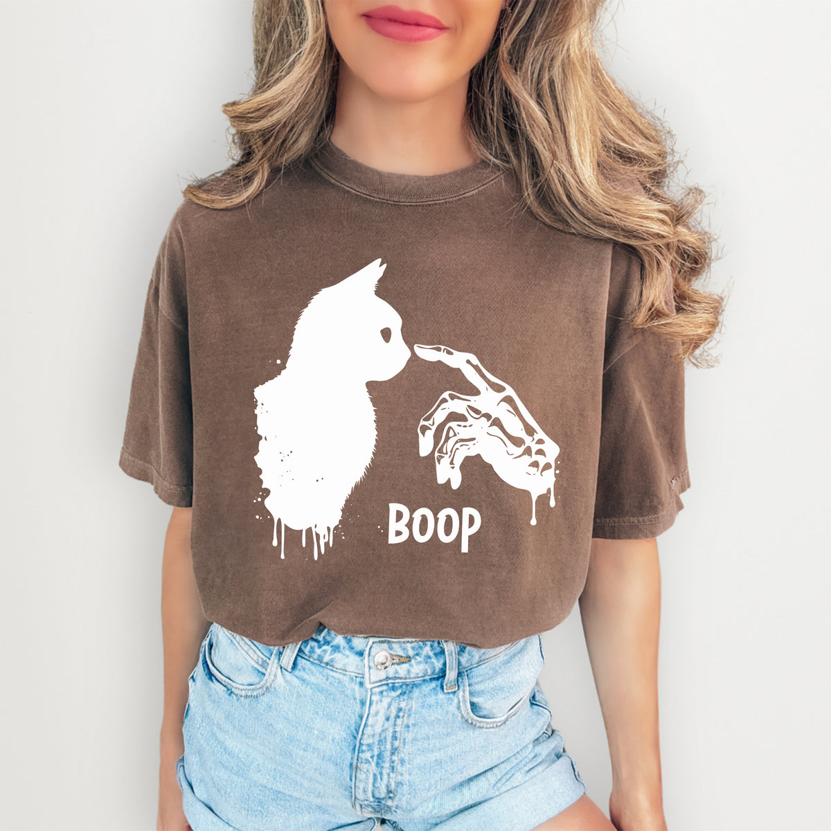 "Boop" Halloween-Grafiktop mit Skelett-Hand und Katze – Gruseliges Kätzchen-Shirt