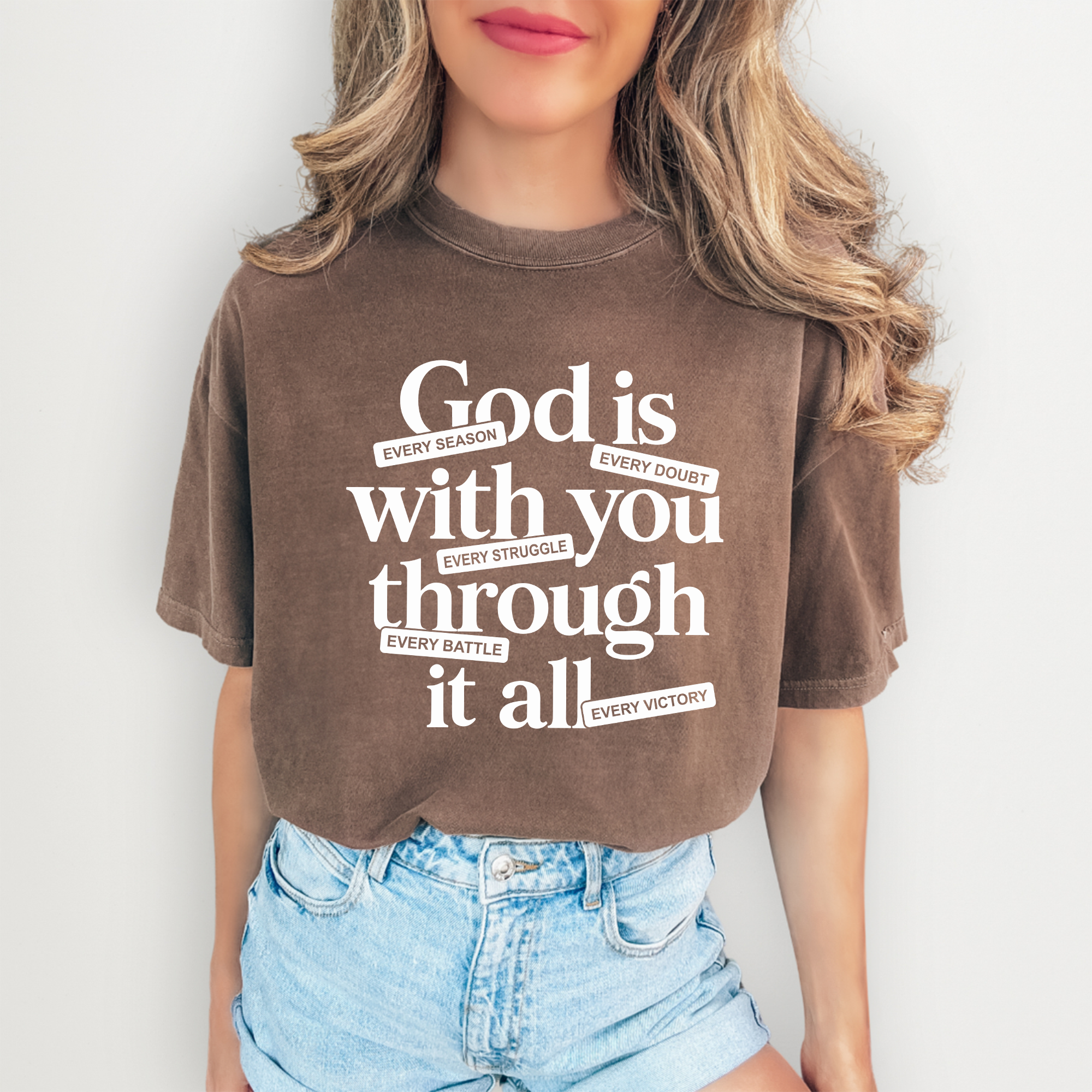 T-shirt « Dieu est avec toi à travers tout »