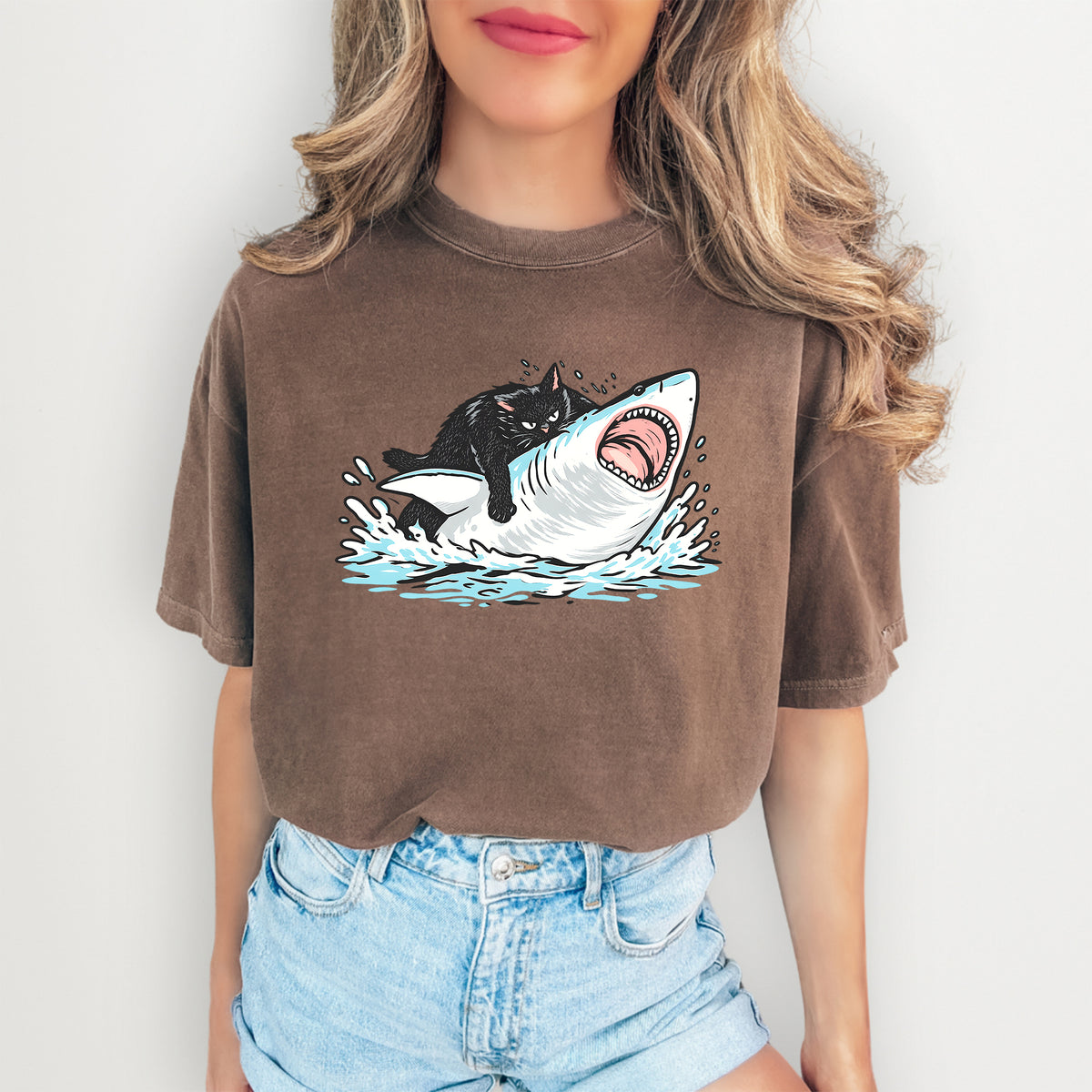 T-shirt amusant avec un chat chevauchant un requin