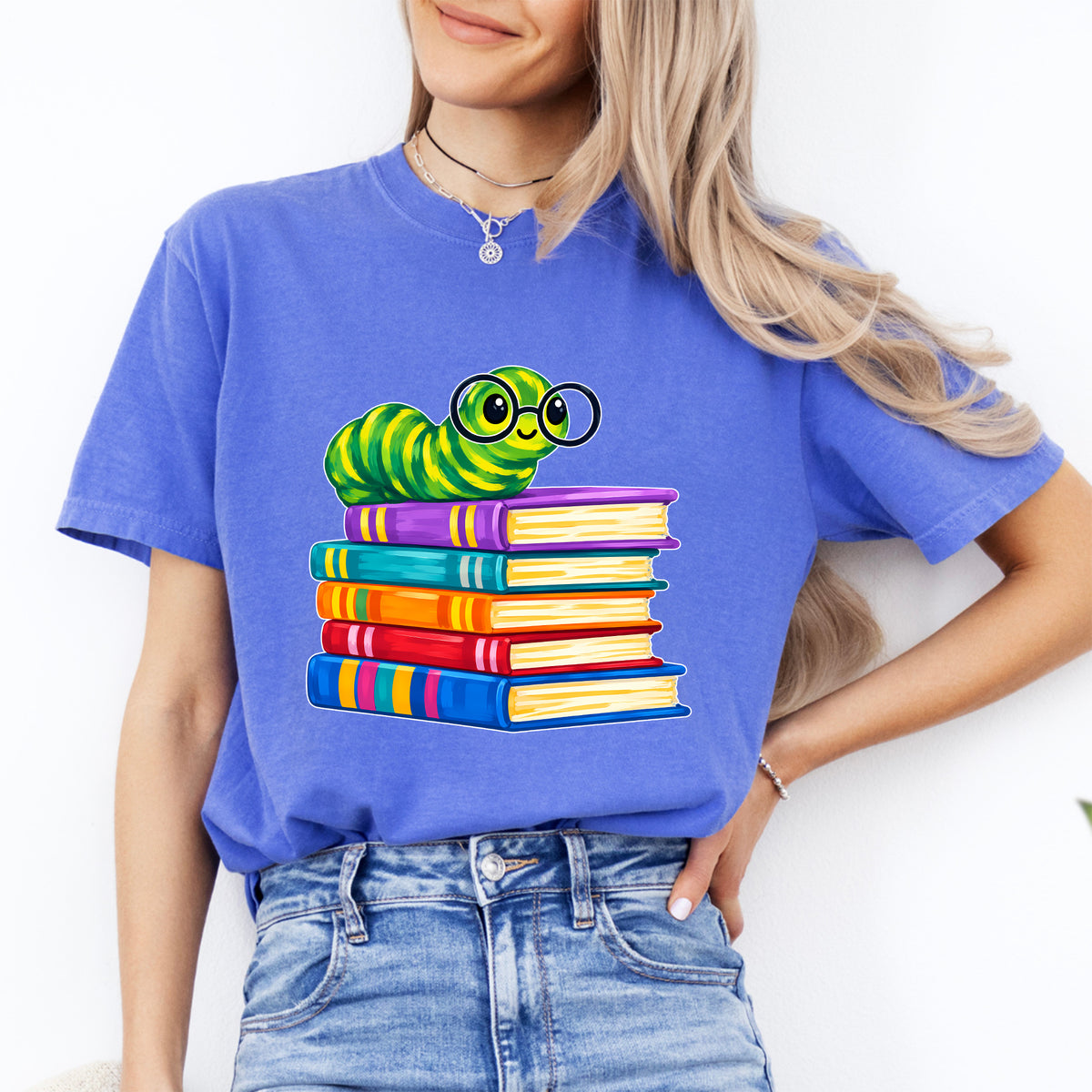 Oruga ratón de biblioteca caprichosa sobre una pila de libros, top gráfico