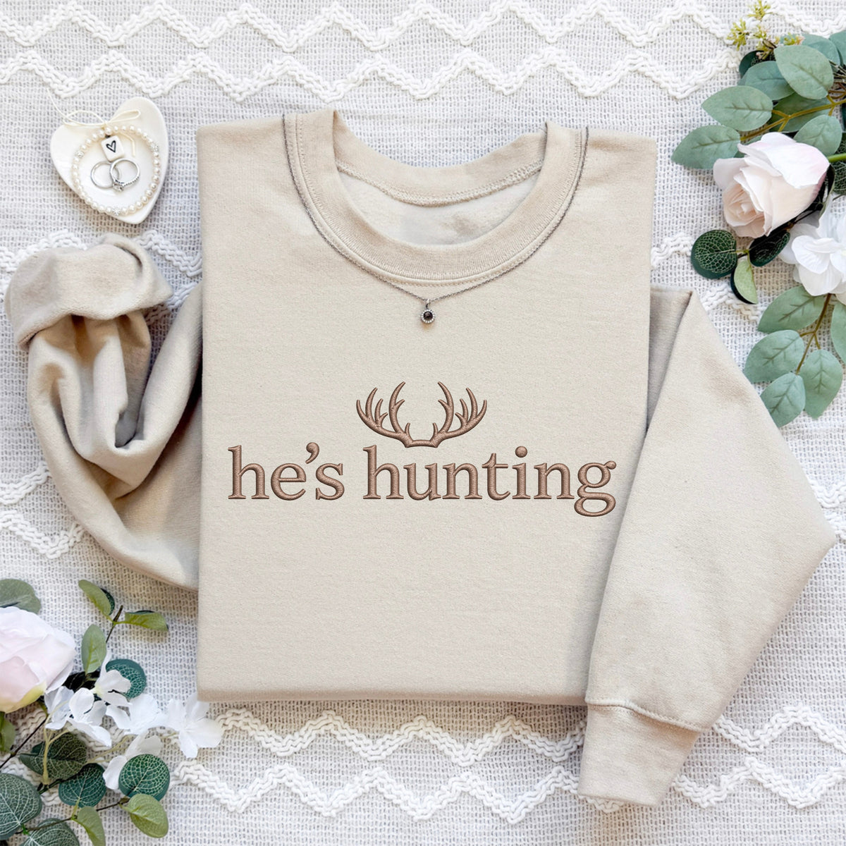Besticktes Sweatshirt „He's Hunting“
