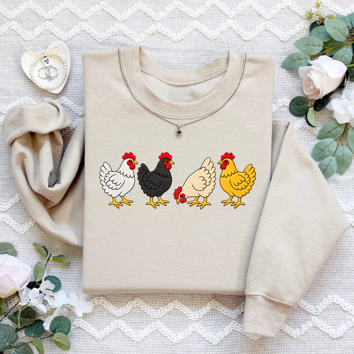Besticktes Rundhalssweatshirt im Landhaus-Cottagecore-Stil – „Besticktes Huhn“