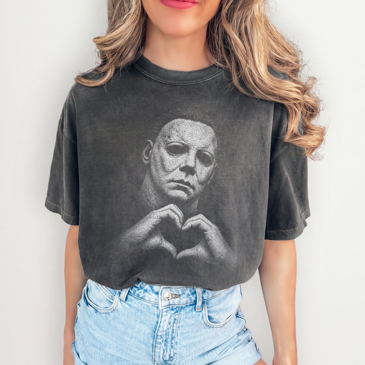 T-shirt graphique vintage avec mains formant un cœur et tueur en série – T-shirt décontracté parodiant l’horreur