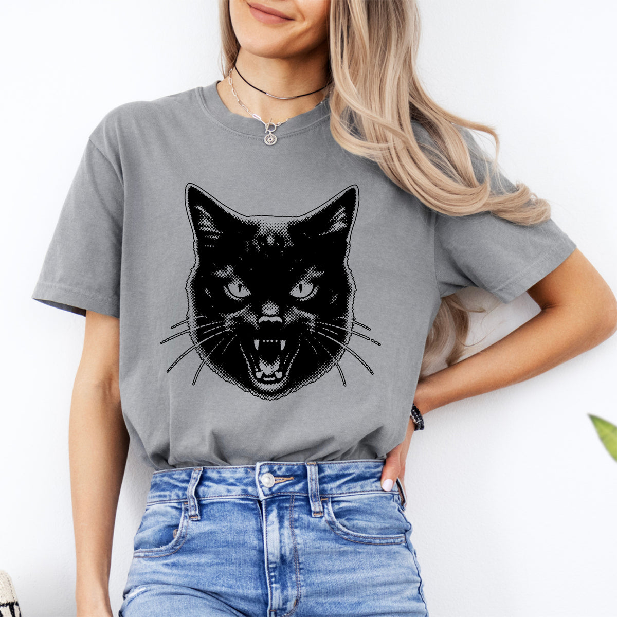 Haut graphique rétro vintage des années 90 à motif de chat noir qui crache