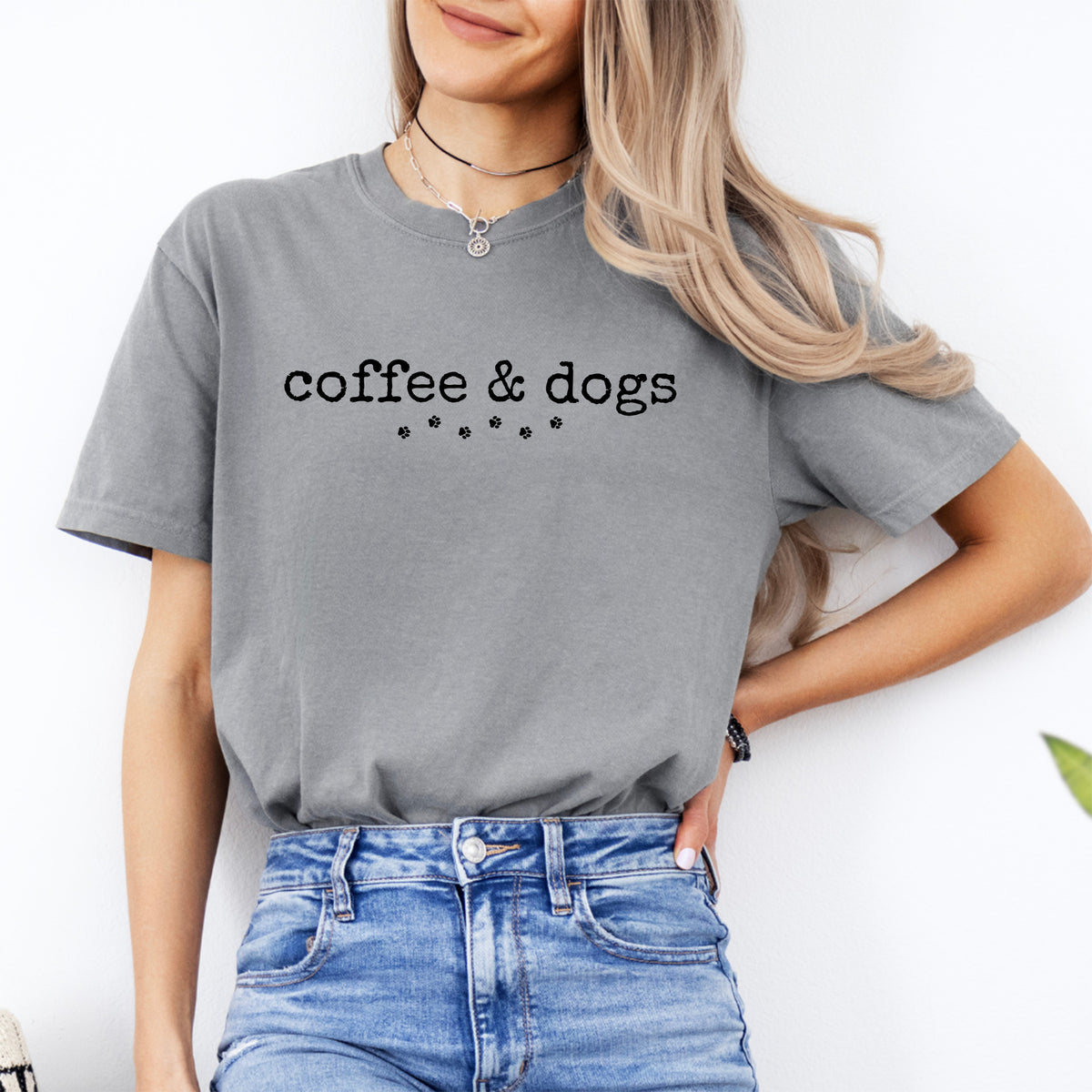 Minimalistisches „coffee & dogs“-Shirt mit Pfotenabdruck-Grafik – T-Shirt für Hundemamas