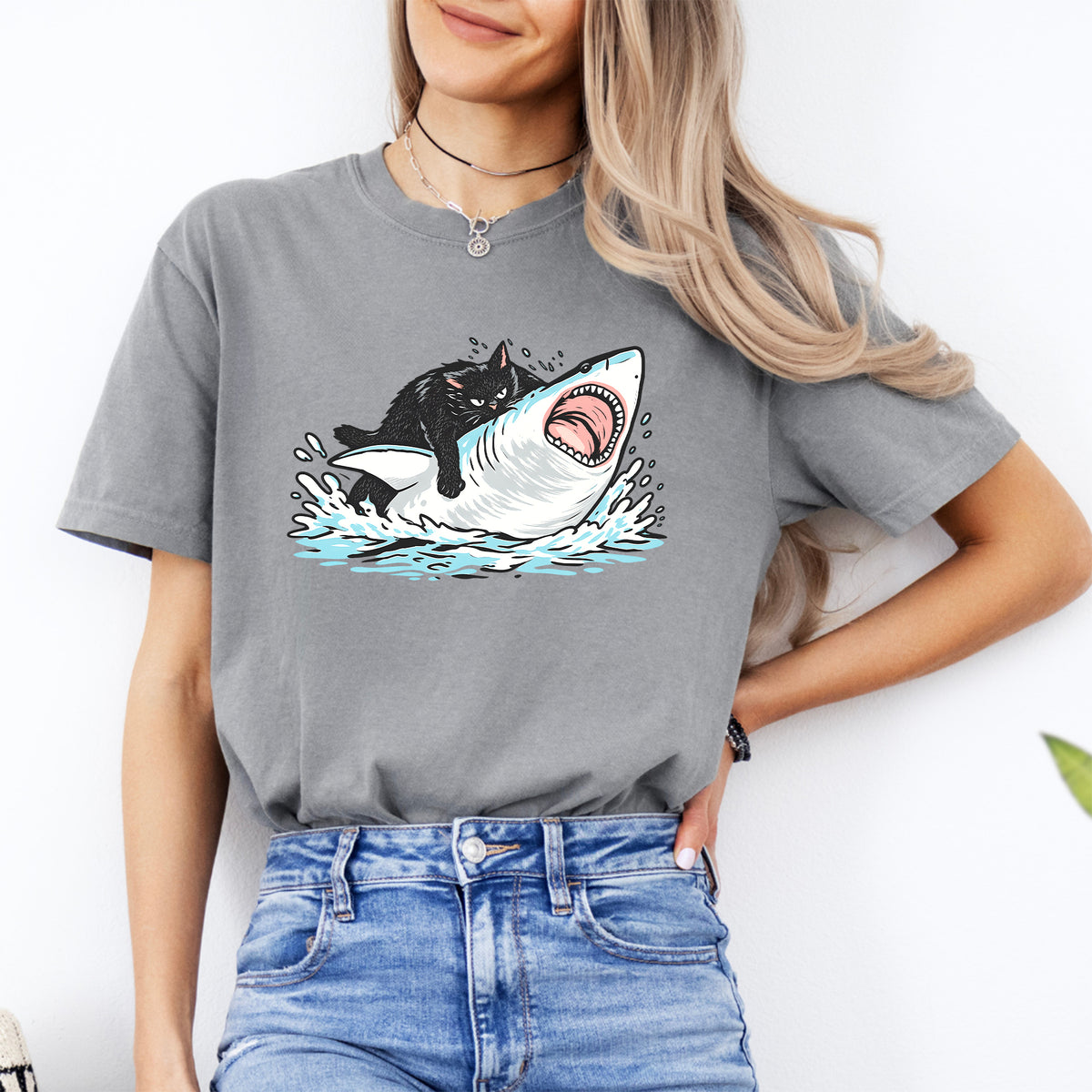 T-shirt amusant avec un chat chevauchant un requin