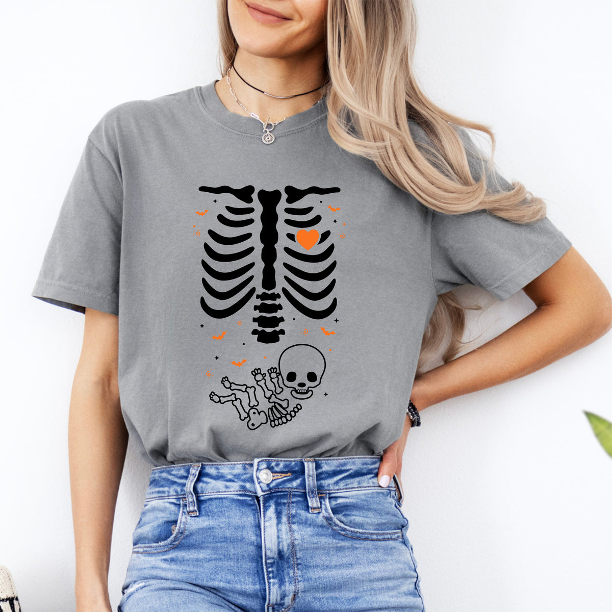 T-shirt graphique de maternité d’Halloween avec radiographie d’un bébé squelette effrayant