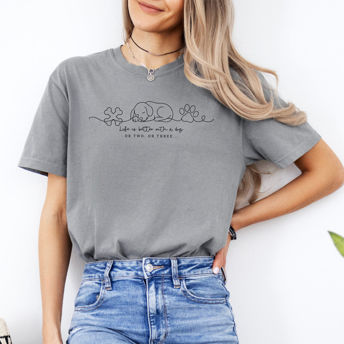 "Das Leben ist besser mit einem Hund" T-Shirt mit Line-Art-Grafik – Shirt für Hundemamas