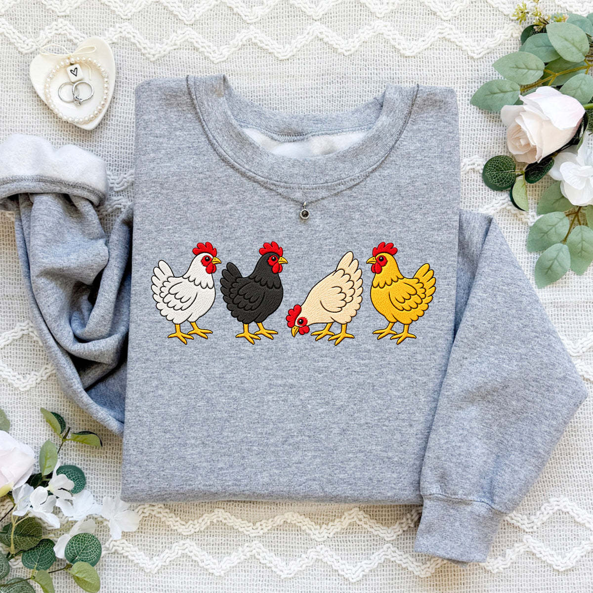 Besticktes Rundhalssweatshirt im Landhaus-Cottagecore-Stil – „Besticktes Huhn“