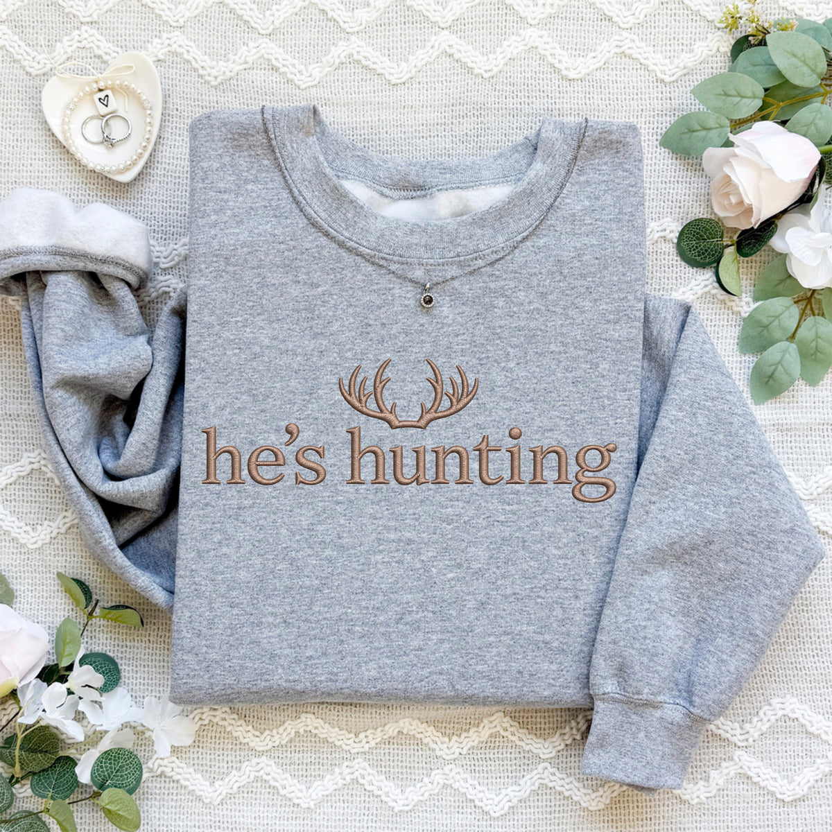 Besticktes Sweatshirt „He's Hunting“