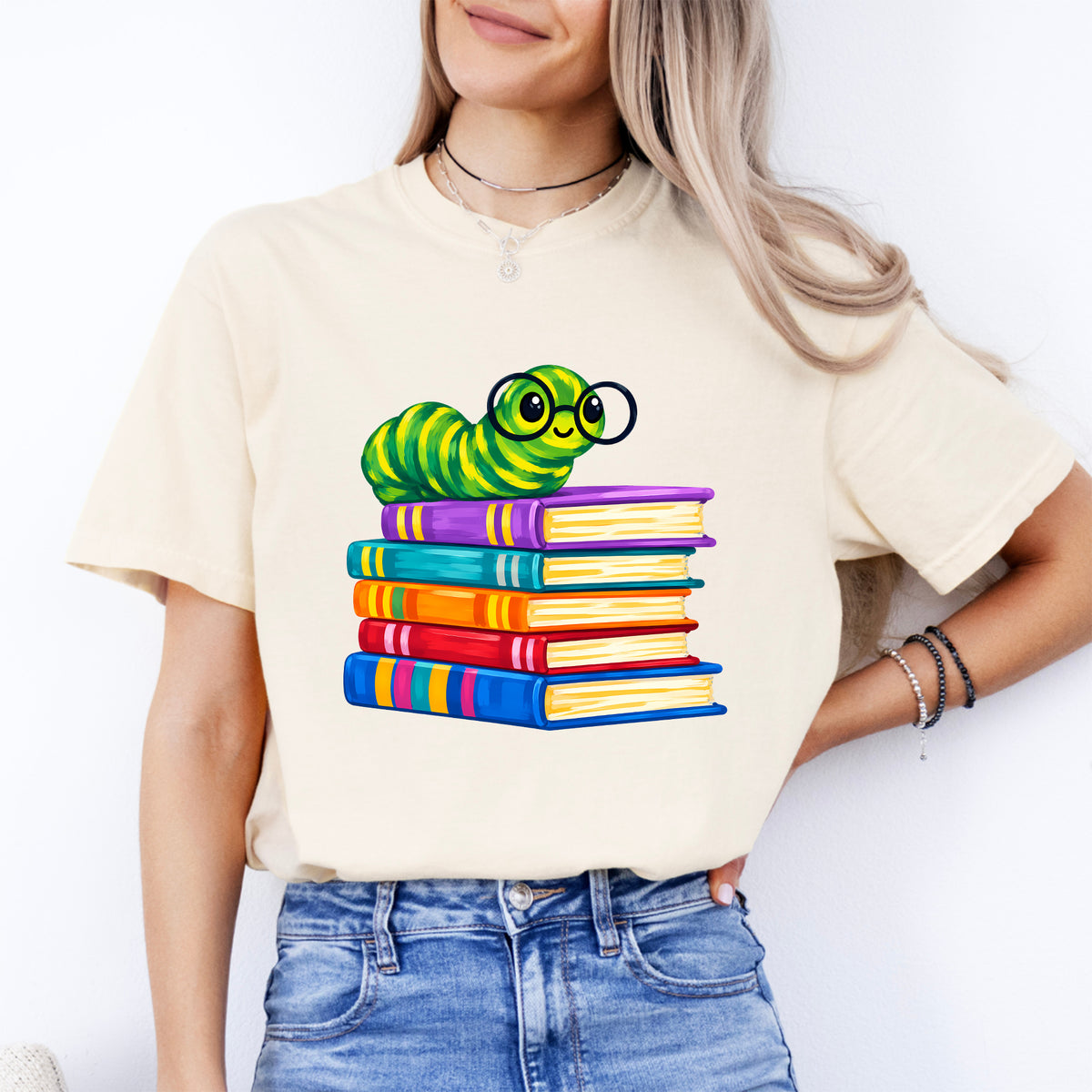 Oruga ratón de biblioteca caprichosa sobre una pila de libros, top gráfico