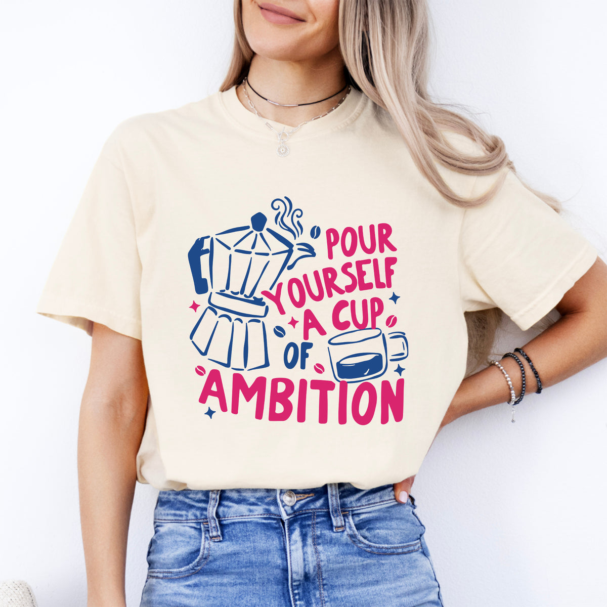 Retro-Kaffeeshirt mit dem Aufdruck „Pour Yourself a Cup of Ambition“