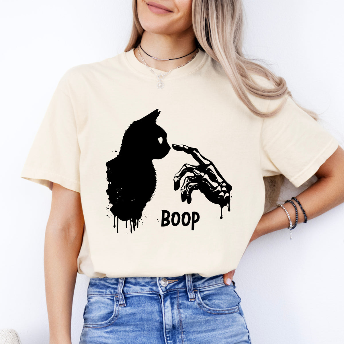 "Boop" Halloween-Grafiktop mit Skelett-Hand und Katze – Gruseliges Kätzchen-Shirt