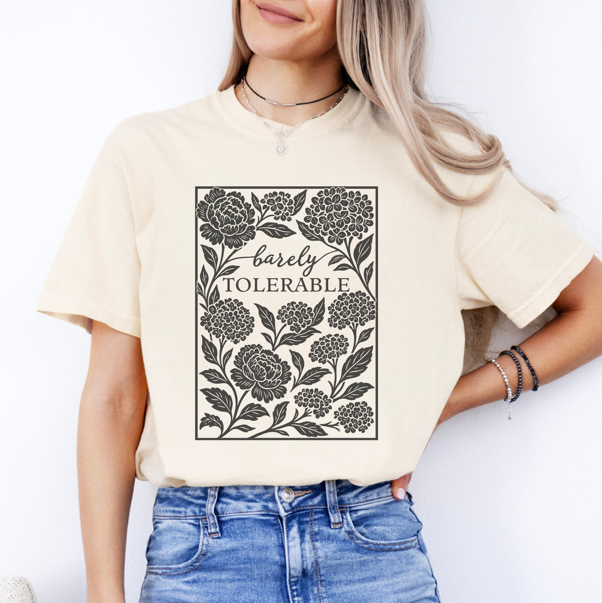 „Barely Tolerable“ – Literarisch-sarkastisches Shirt mit Buchliebhaber-Motiv