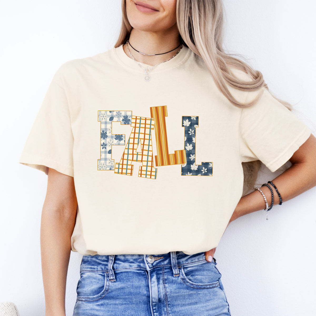 Herbstliches Grafik-Shirt mit Karomuster und „FALL“-Schriftzug