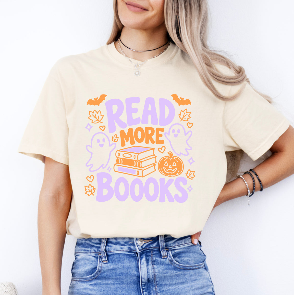 Camiseta gráfica tierna de fantasma para amantes de los libros – \"Read More Boooks\"