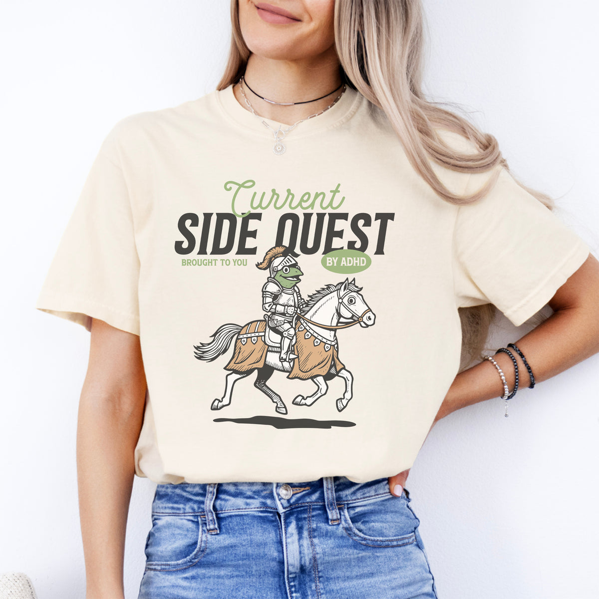 "Current Side Quest Brought To You By ADHD" – Lustiges Ritter-Grafik-T-Shirt