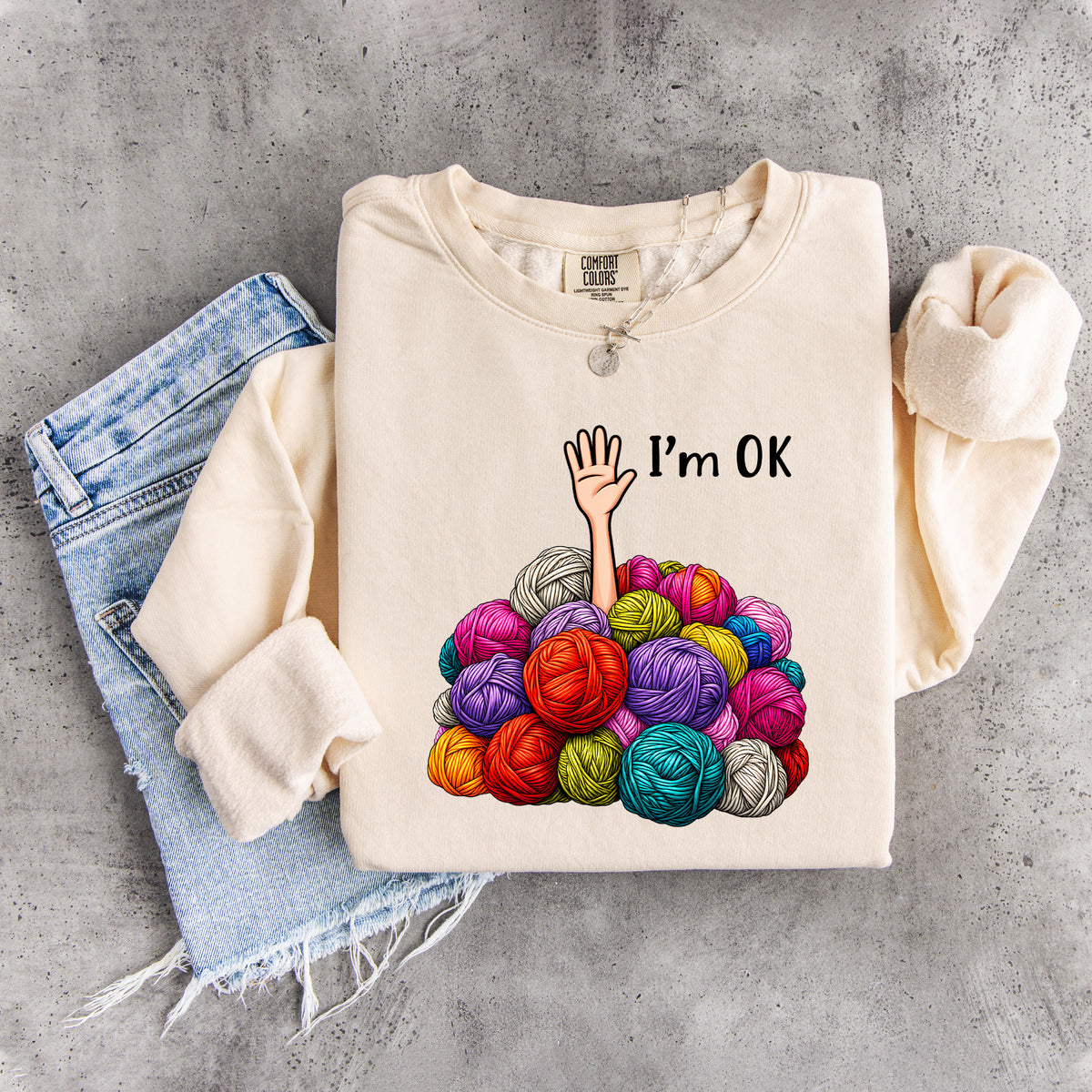 „Mir geht’s gut“ – humorvolles Sweatshirt für Strickfans mit Wollknäueln