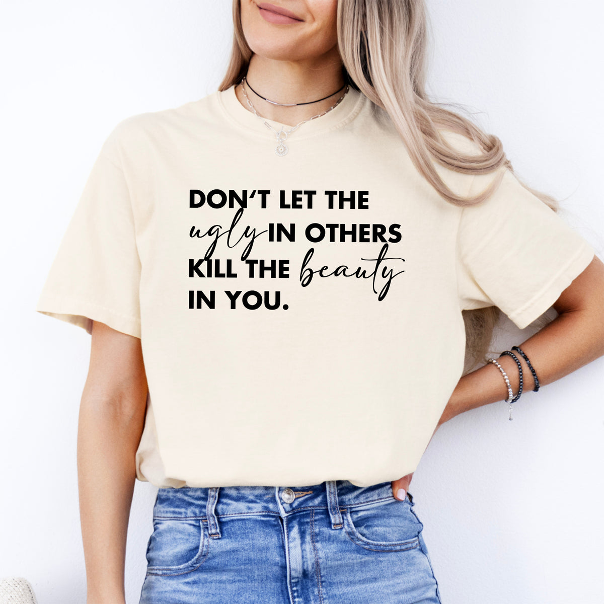 Inspirierendes Grafik-T-Shirt zum Thema Mindset – „Lass nicht zu, dass das Hässliche in anderen die Schönheit in dir zerstört“