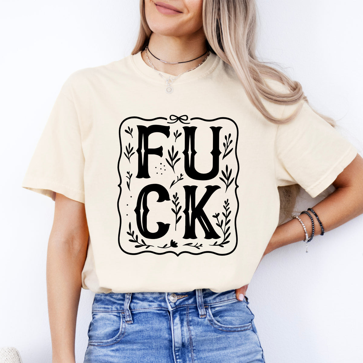 Vintage-Oberteil mit floraler Umrahmung und sarkastischem Print – „FUCK“