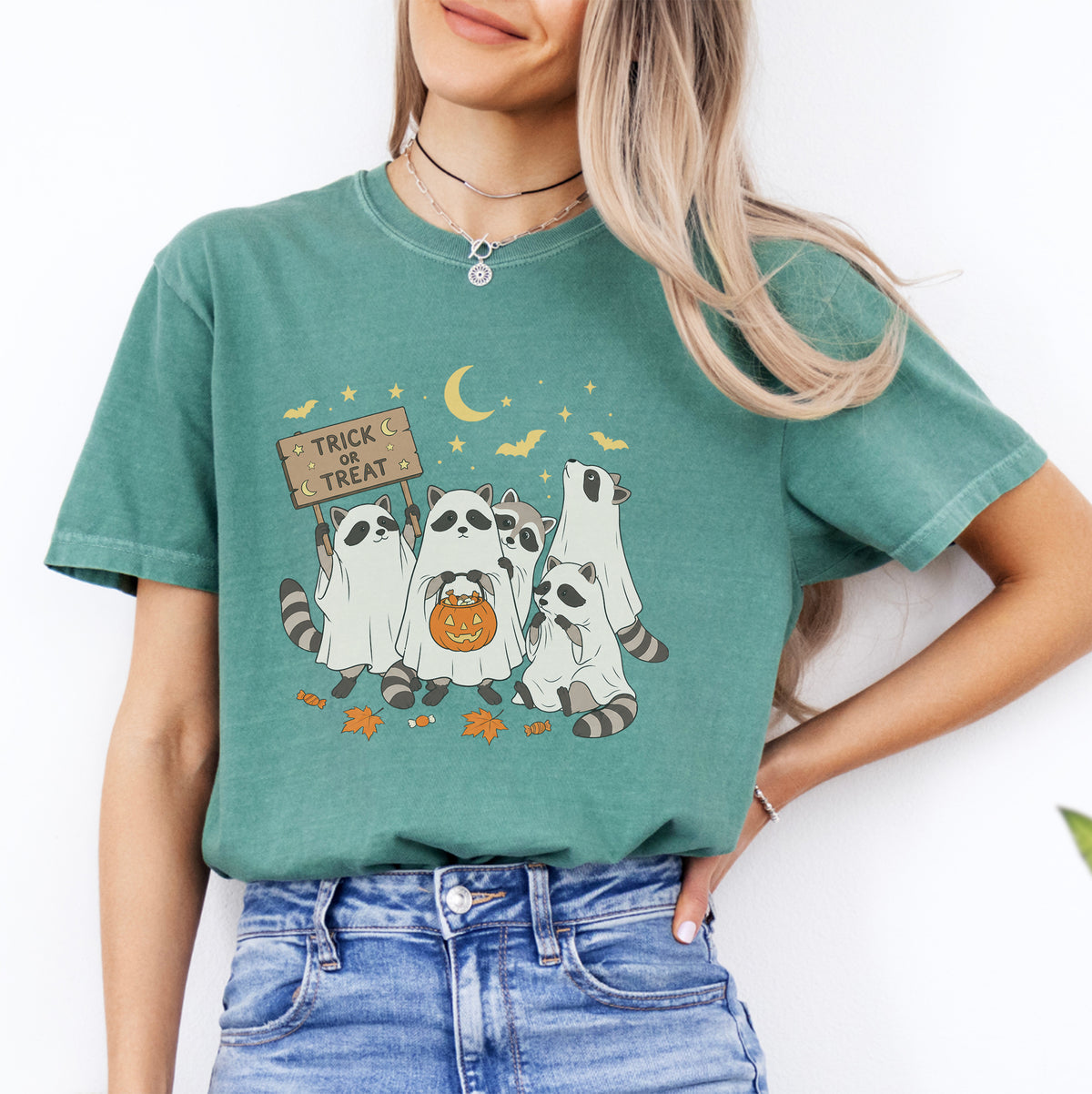 „Cute Raccoon Trick Or Treat“ – Verspieltes Halloween-T-Shirt mit Tiermotiv