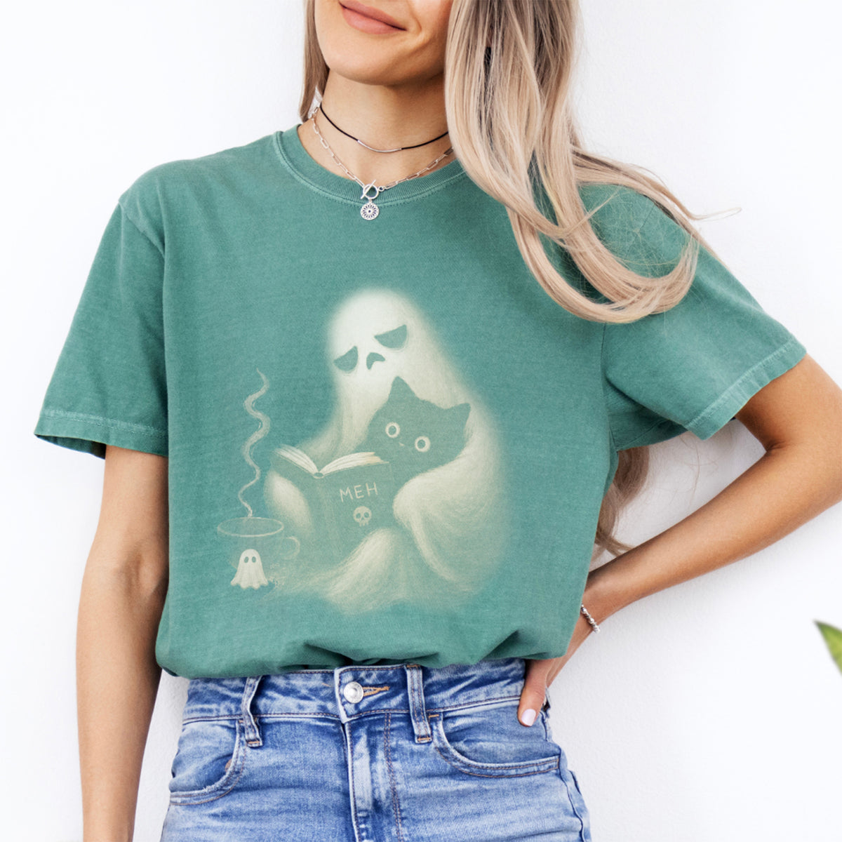 Camiseta informal "Meh" con fantasma acogedor y gato negro, para amantes de los libros