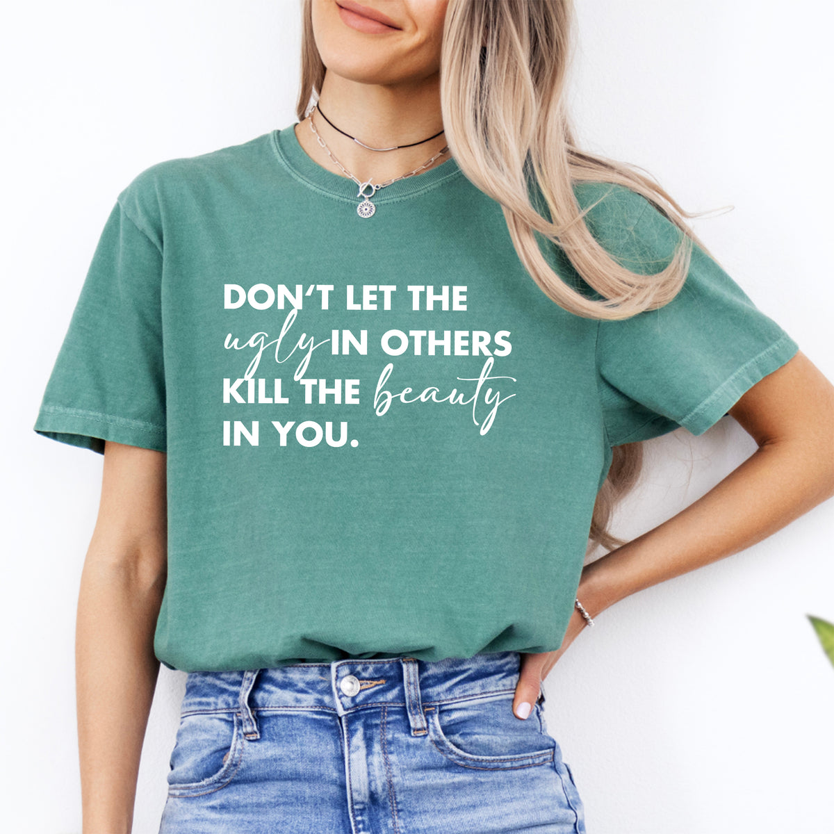 Inspirierendes Grafik-T-Shirt zum Thema Mindset – „Lass nicht zu, dass das Hässliche in anderen die Schönheit in dir zerstört“