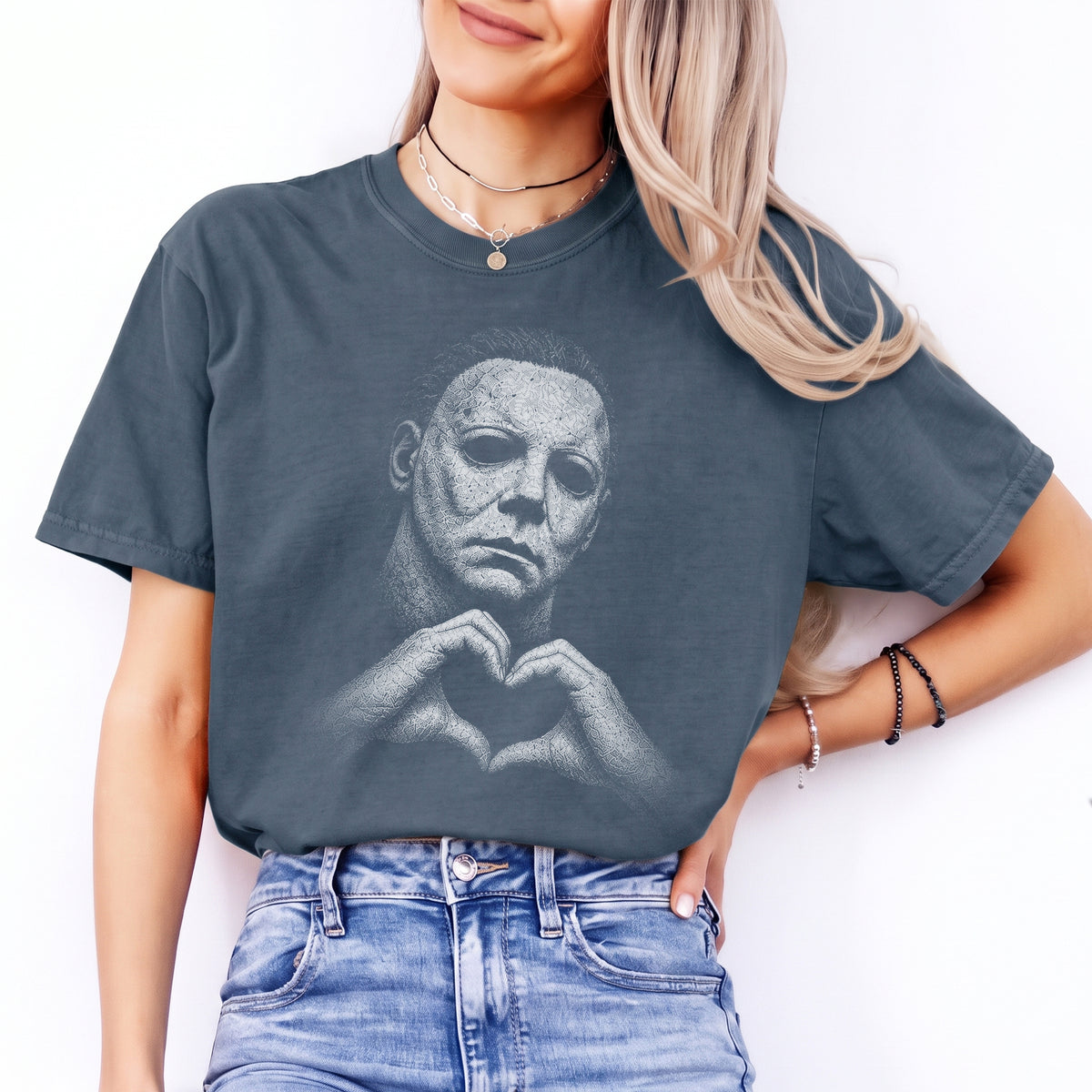 T-shirt graphique vintage avec mains formant un cœur et tueur en série – T-shirt décontracté parodiant l’horreur