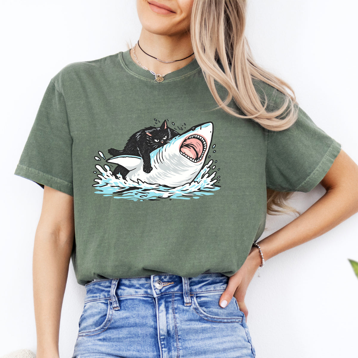 T-shirt amusant avec un chat chevauchant un requin