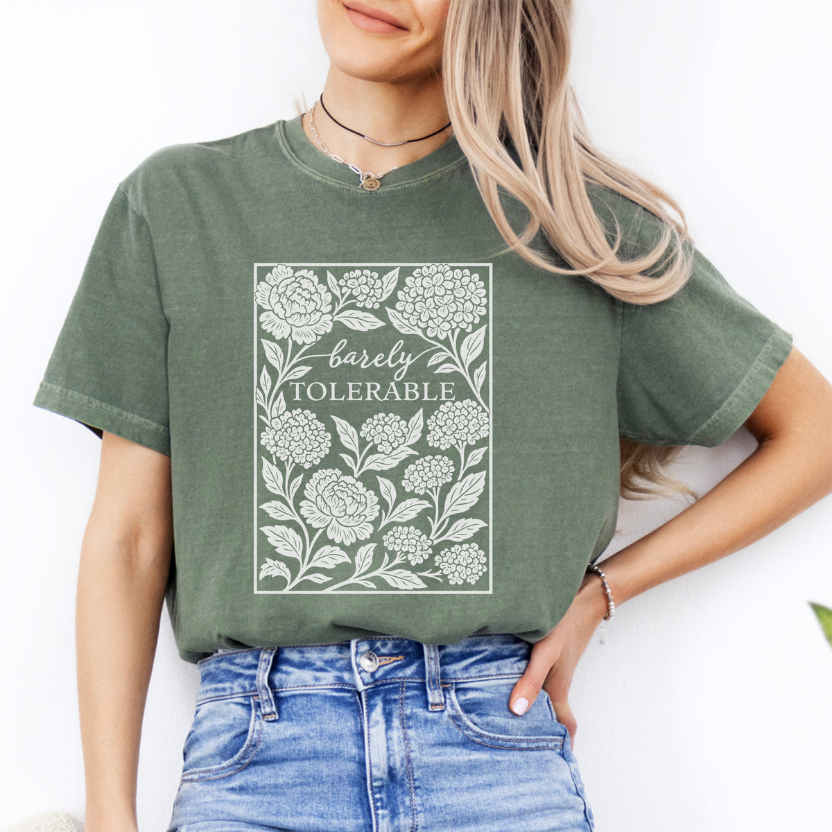 „Barely Tolerable“ – Literarisch-sarkastisches Shirt mit Buchliebhaber-Motiv