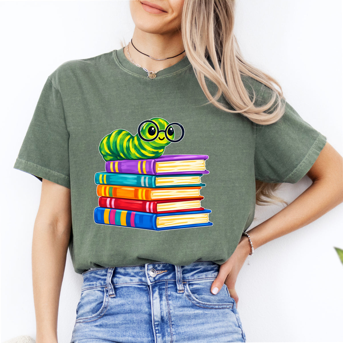 Oruga ratón de biblioteca caprichosa sobre una pila de libros, top gráfico