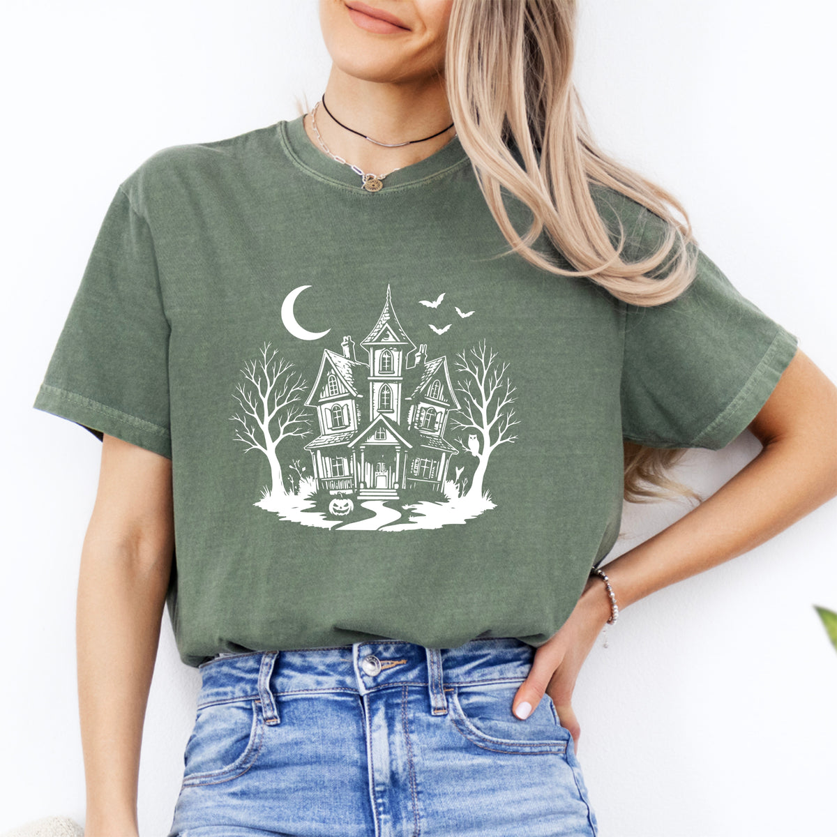Vintage Spooky Haunted House Graphic T-Shirt – Retro Halloween Casual Shirt