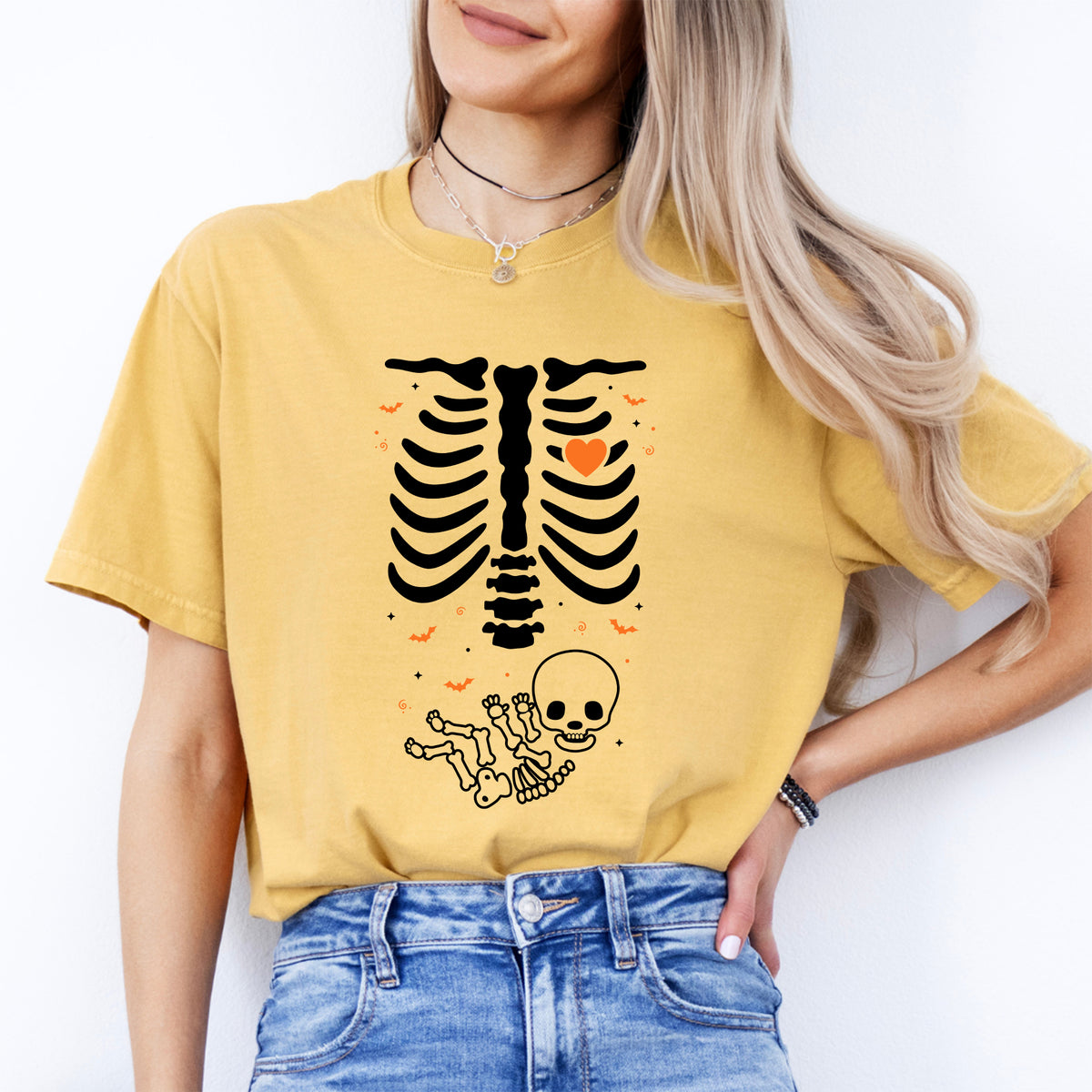 T-shirt graphique de maternité d’Halloween avec radiographie d’un bébé squelette effrayant