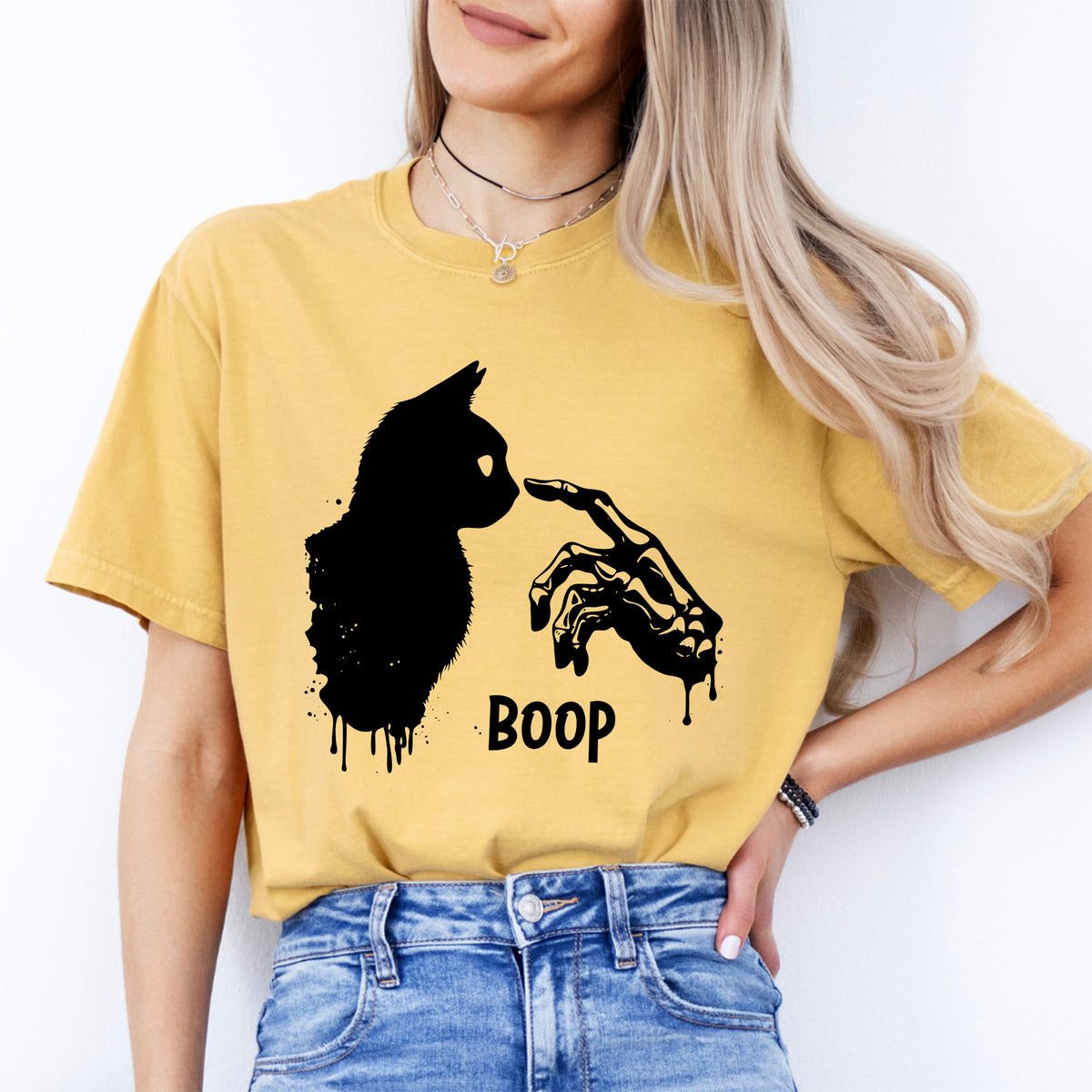"Boop" Halloween-Grafiktop mit Skelett-Hand und Katze – Gruseliges Kätzchen-Shirt