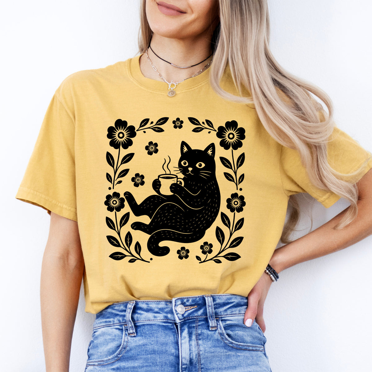 Top gráfico de arte popular cottagecore – Marco floral con \"gato bohemio tomando café\"