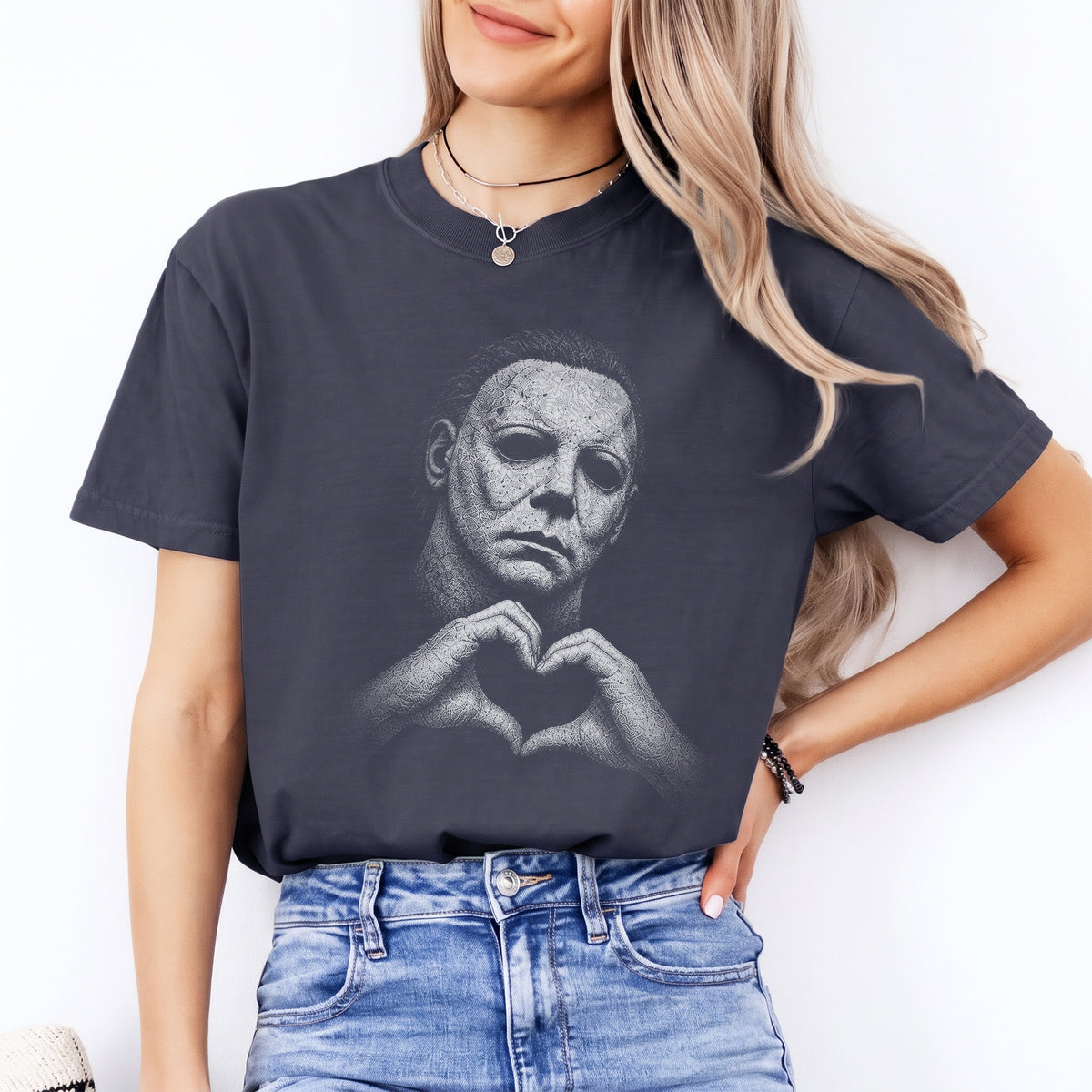 T-shirt graphique vintage avec mains formant un cœur et tueur en série – T-shirt décontracté parodiant l’horreur