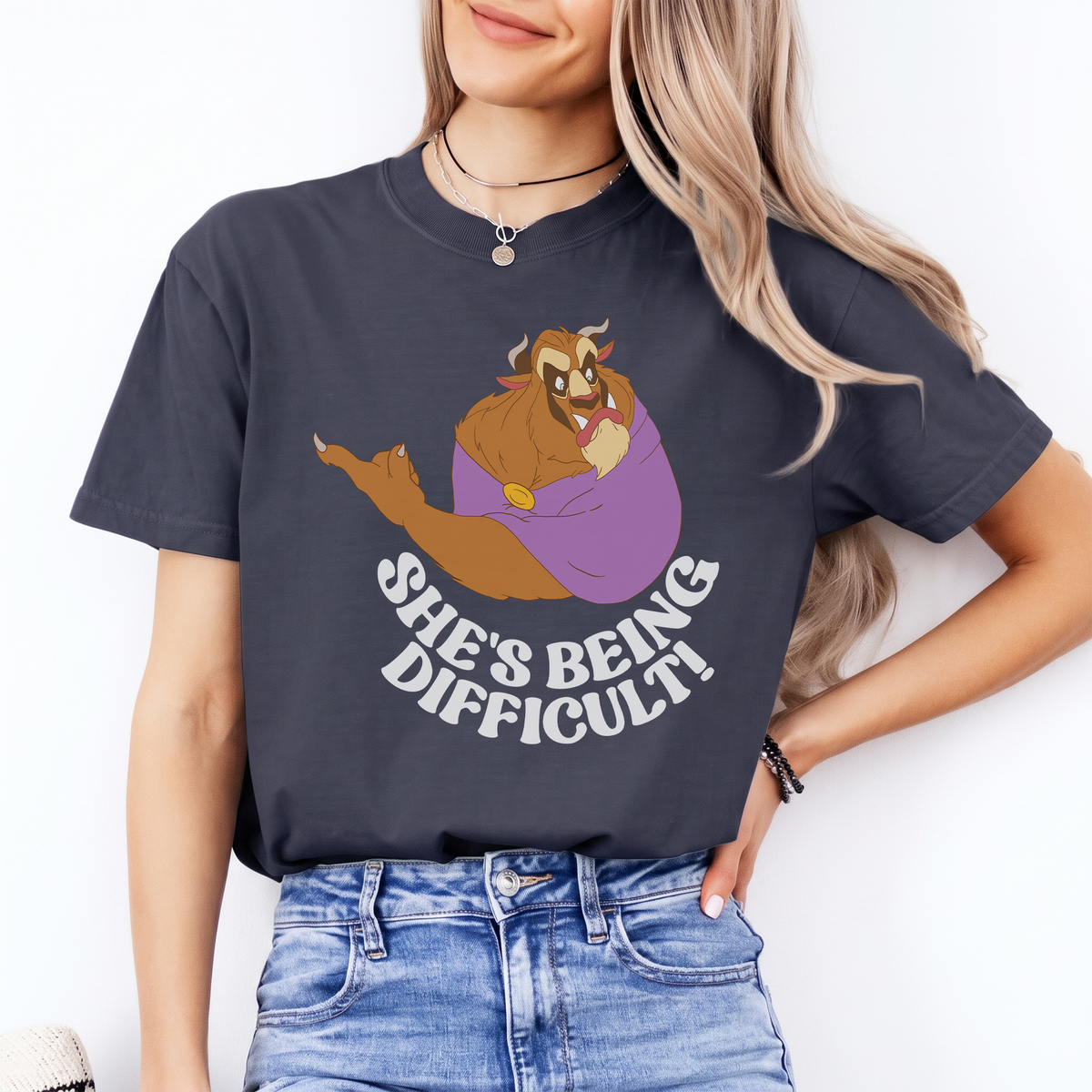 Freches lustiges T-Shirt mit Motiv – \„She's Being Difficult!\“