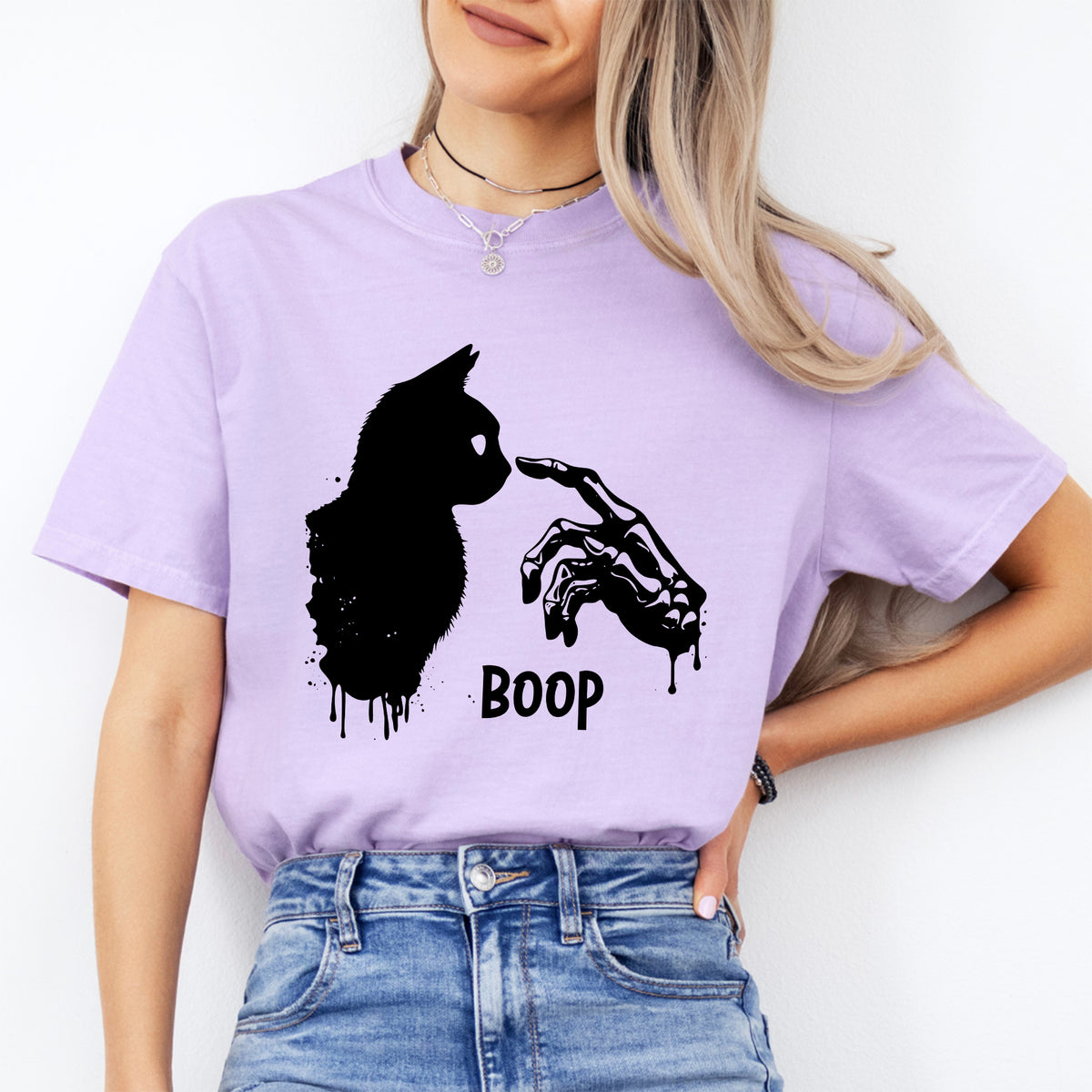 "Boop" Halloween-Grafiktop mit Skelett-Hand und Katze – Gruseliges Kätzchen-Shirt