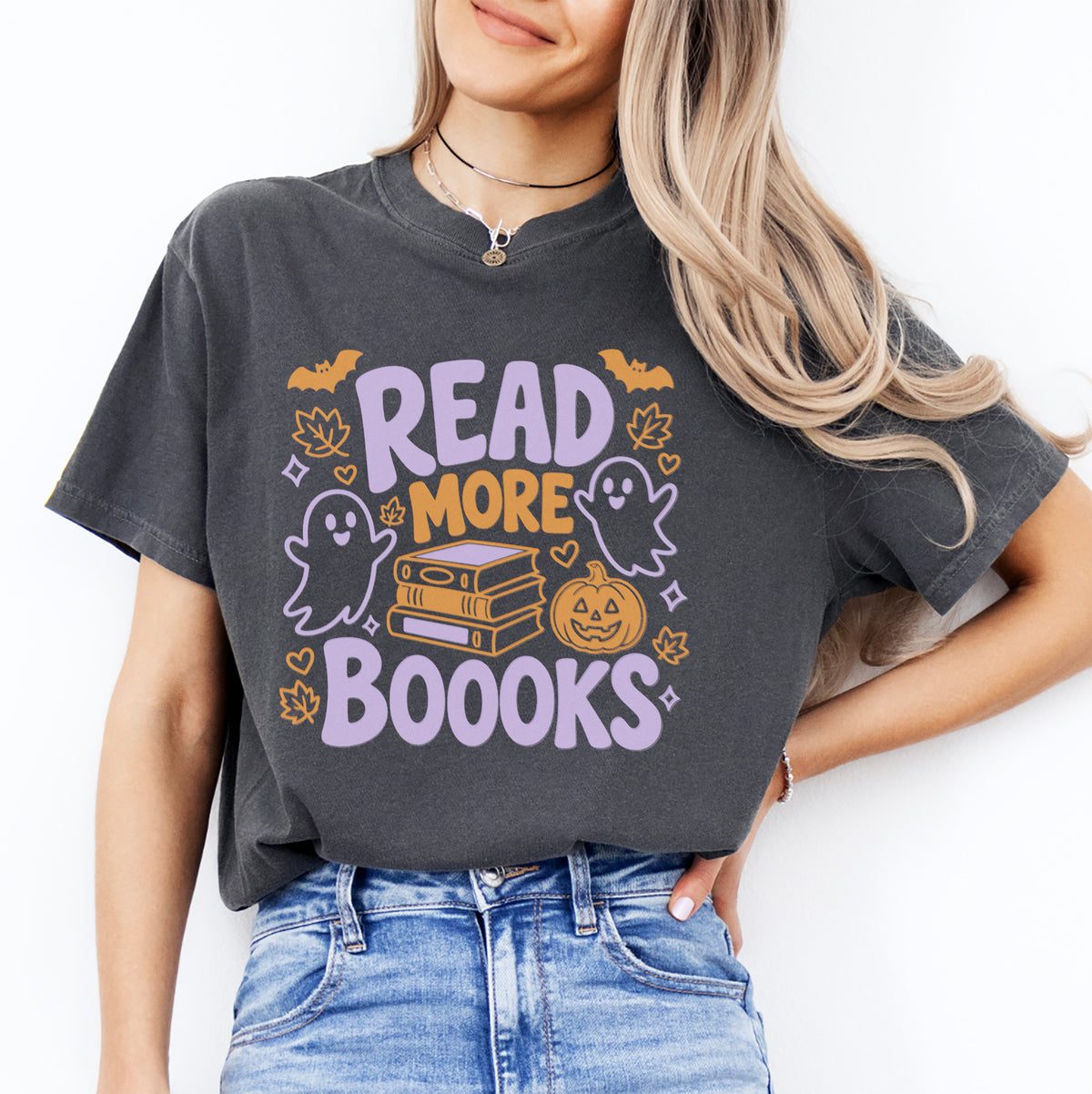 Camiseta gráfica tierna de fantasma para amantes de los libros – \"Read More Boooks\"