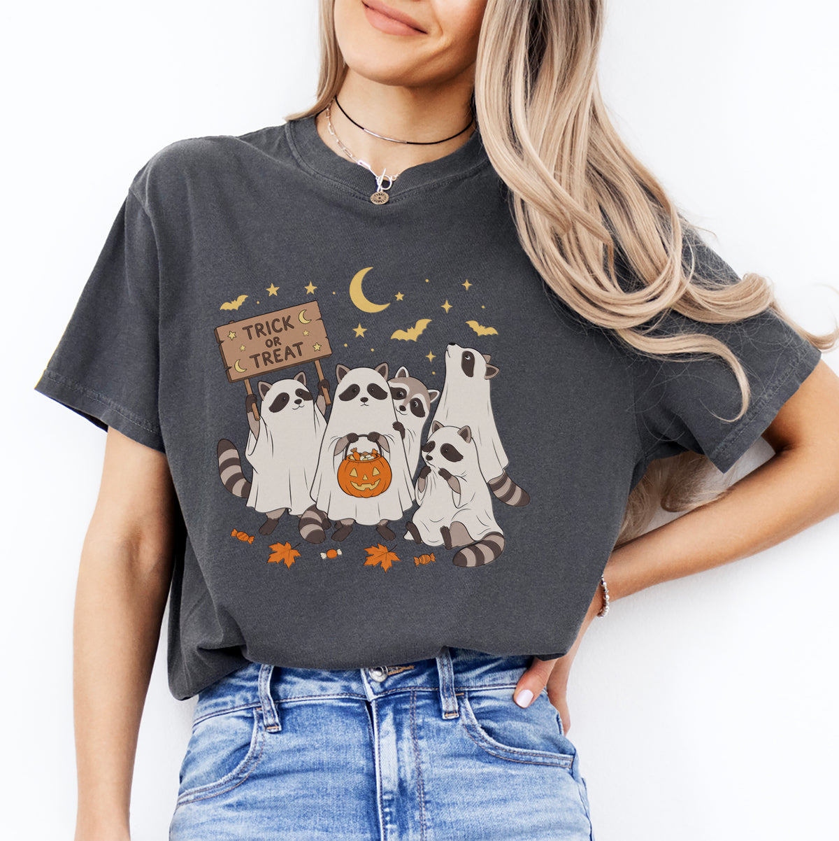 „Cute Raccoon Trick Or Treat“ – Verspieltes Halloween-T-Shirt mit Tiermotiv