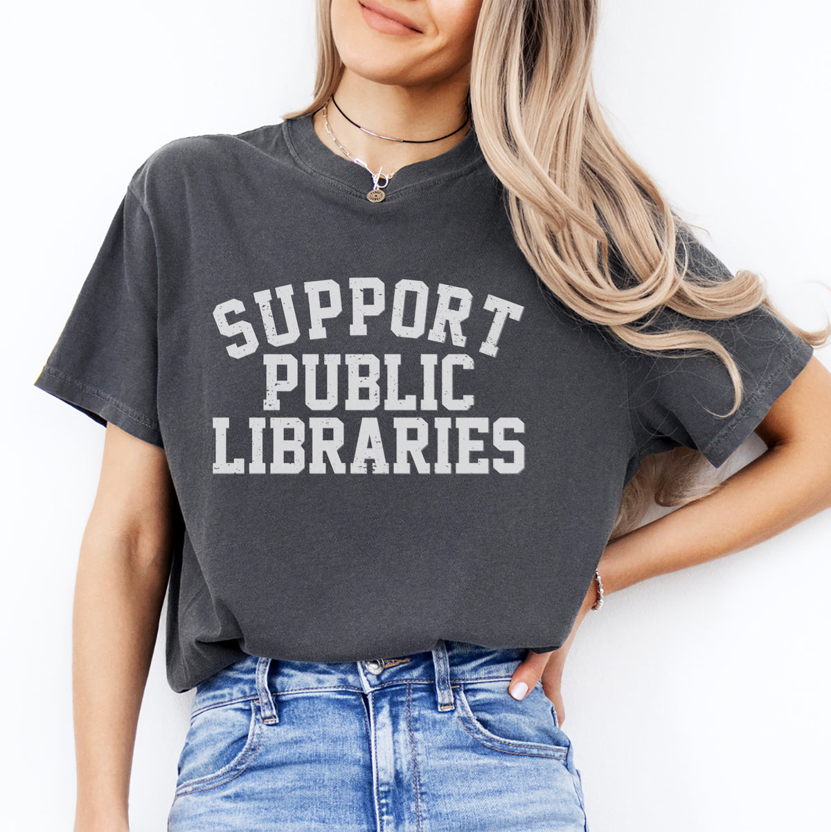Print-T-Shirt für Bibliothekarinnen und Buchliebhaber – \"Unterstützt öffentliche Bibliotheken\"