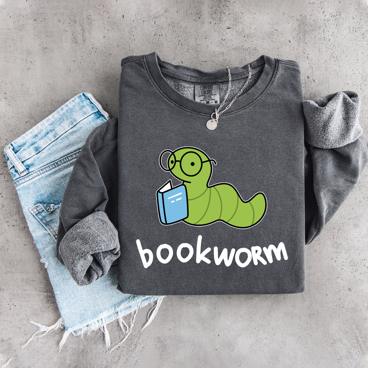 „Bookworm“ – niedliches Sweatshirt mit lesender Raupe als Motiv
