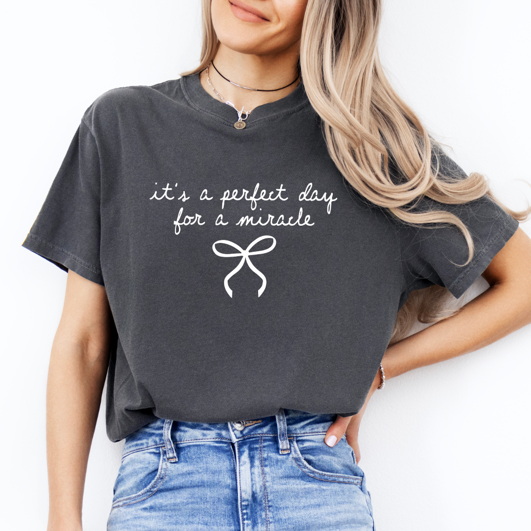 Es ist der perfekte Tag für ein Wunder – T-Shirt