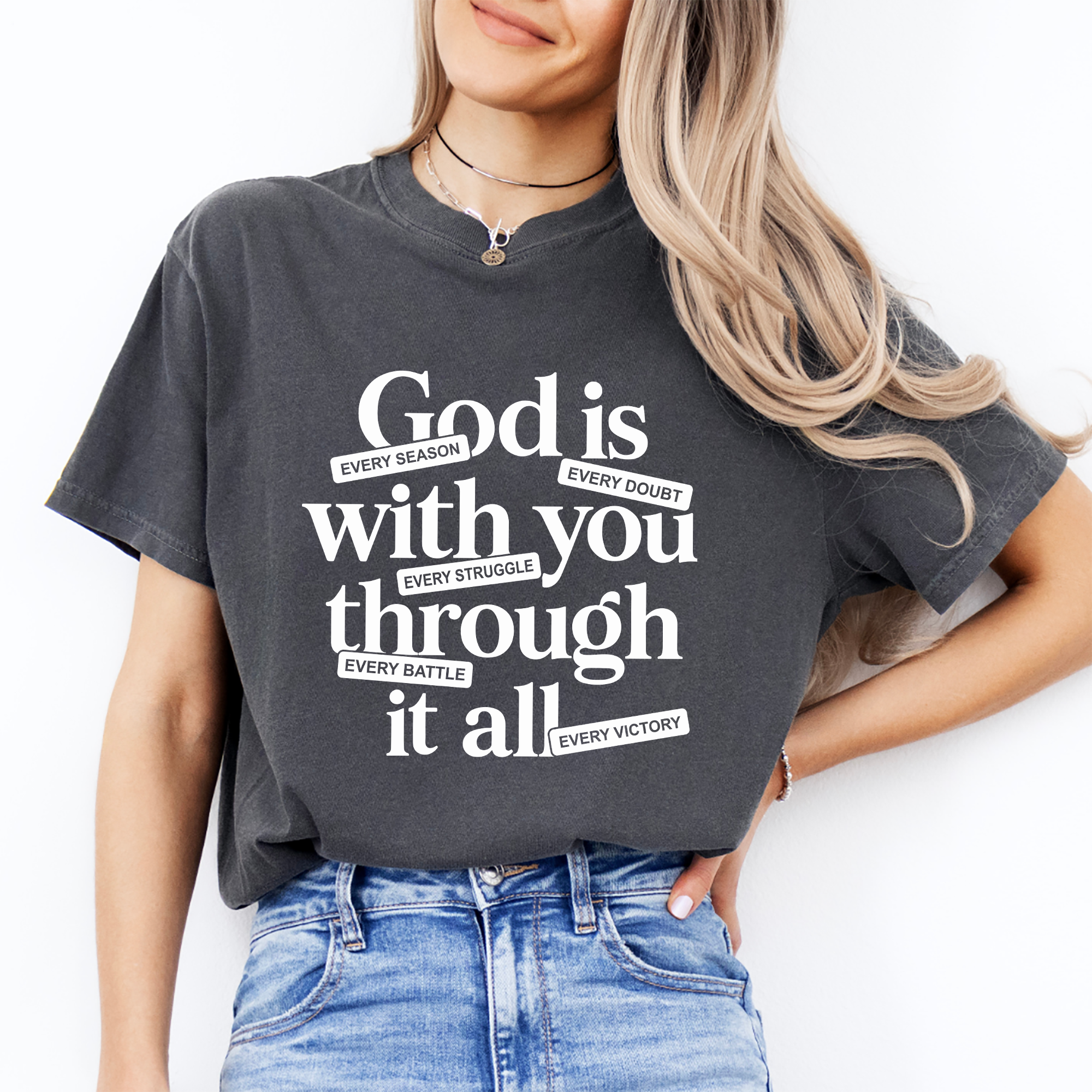 T-shirt « Dieu est avec toi à travers tout »