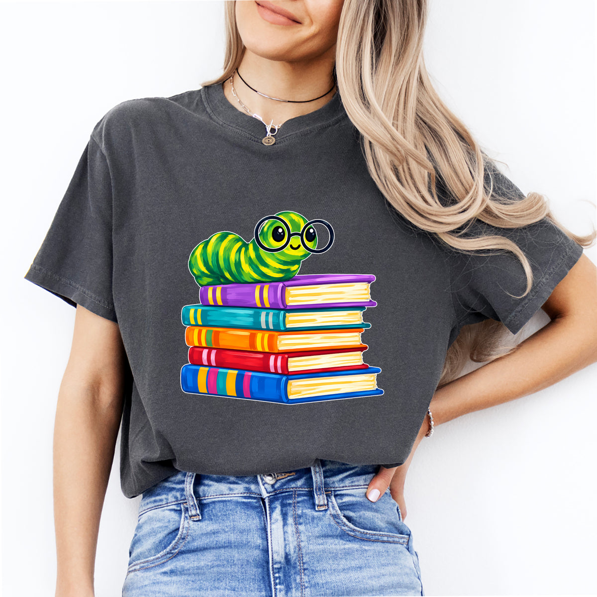 Oruga ratón de biblioteca caprichosa sobre una pila de libros, top gráfico