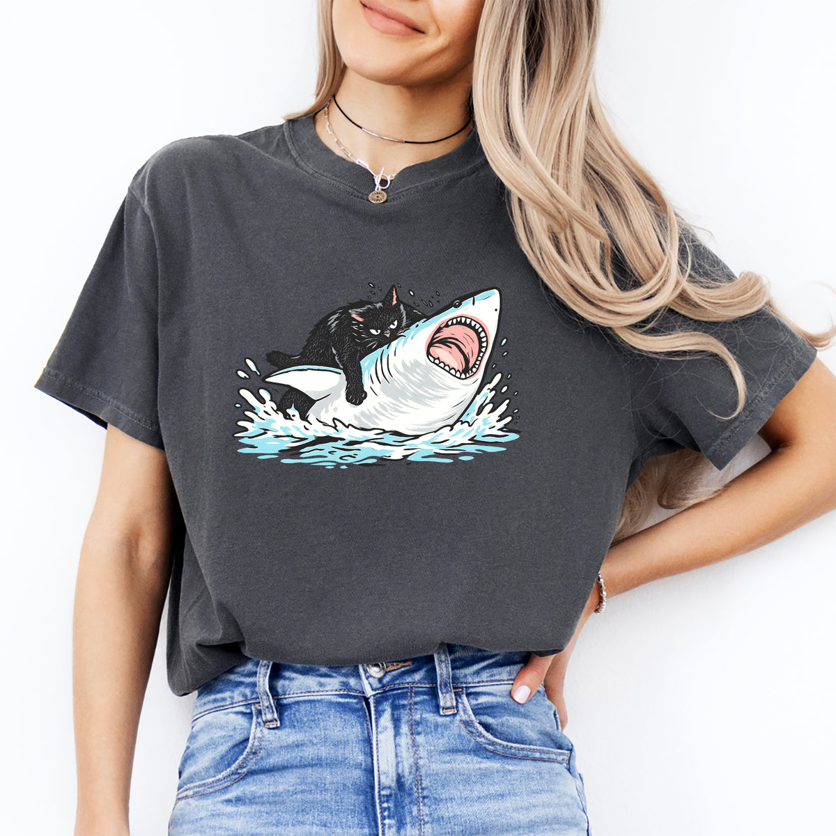 T-shirt amusant avec un chat chevauchant un requin