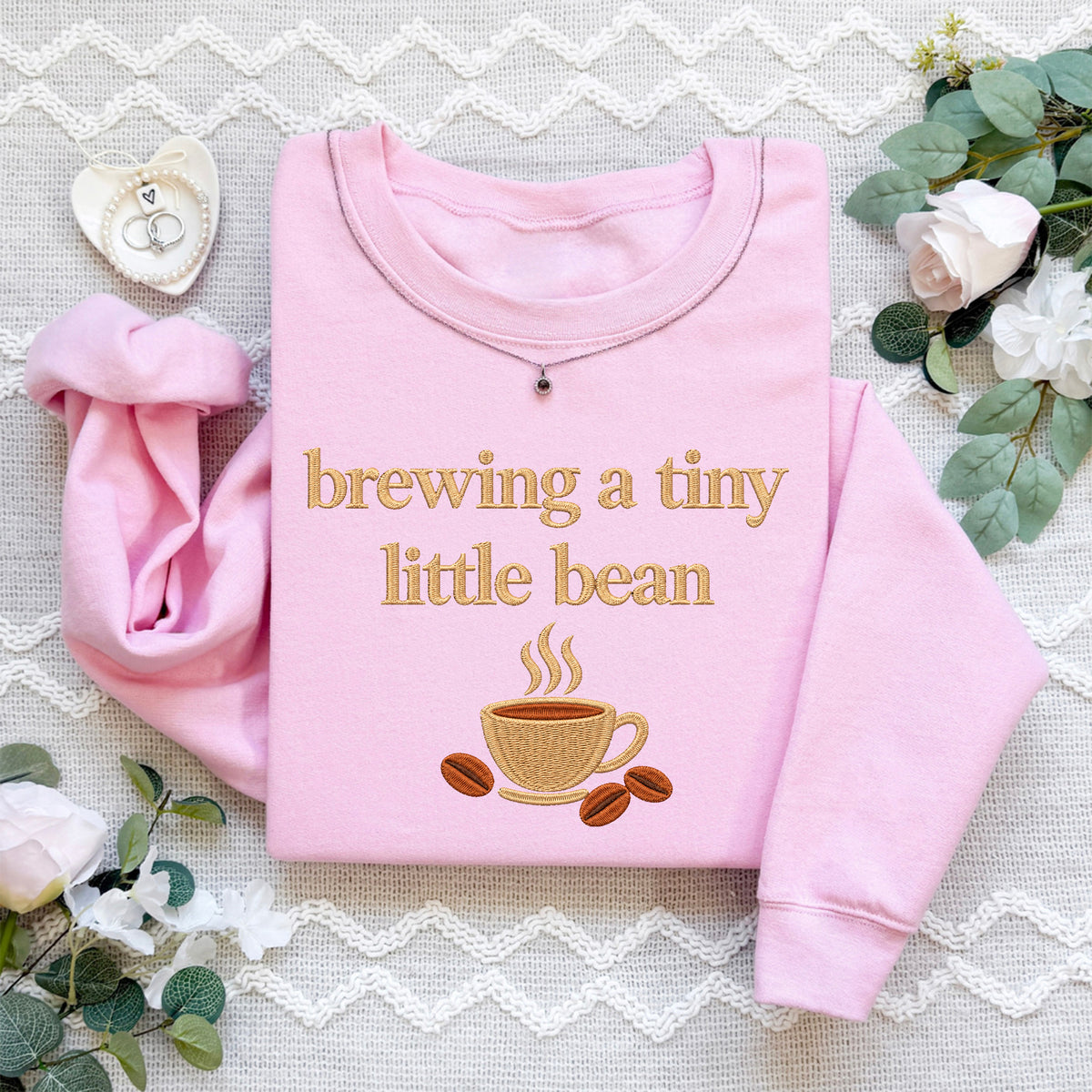 Sweatshirt mit gestickter kleiner Bohne beim Brauen